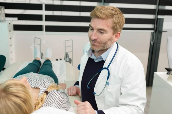 Medico Visita Paziente Ospedale — Foto Stock