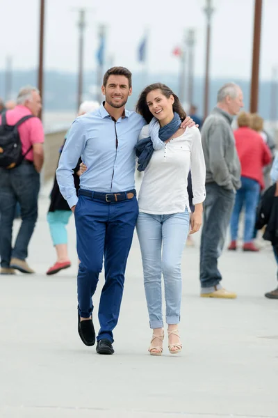 Couple Marchant Sur Une Jetée — Photo