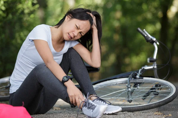 Jovem Ciclista Sem Proteção Chão Após Acidente Bicicleta — Fotografia de Stock