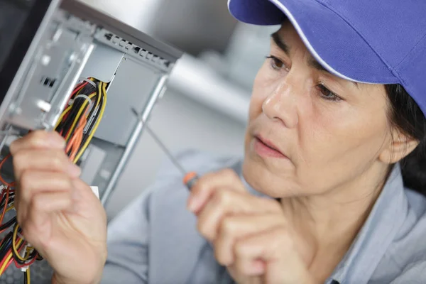 Técnico Feminino Reparando Computador — Fotografia de Stock