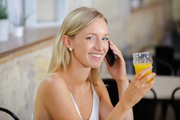 Foto Una Donna Che Parla Sul Cellulare Con Succo Mano — Foto Stock