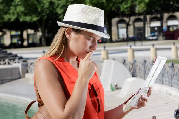 Jovem Turista Feminino Lendo Seu Mapa Impresso — Fotografia de Stock