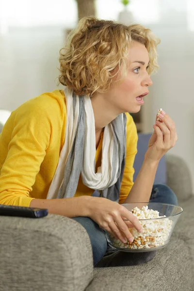 Mujer Conmocionada Casa Viendo Algo Televisión —  Fotos de Stock