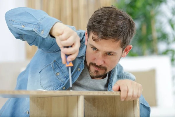 Homme Heureux Vis Visser Dans Les Accessoires Meubles — Photo