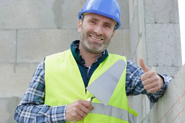 Lachende Jonge Bouwer Veiligheidshelm Duimen Opdagen — Stockfoto