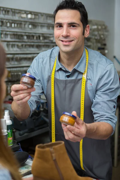 Male Cobbler Selling Shoes Cream — Stock Photo, Image