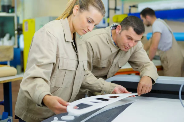 Timmerman Vrouw Man Met Boor Werkplaats — Stockfoto