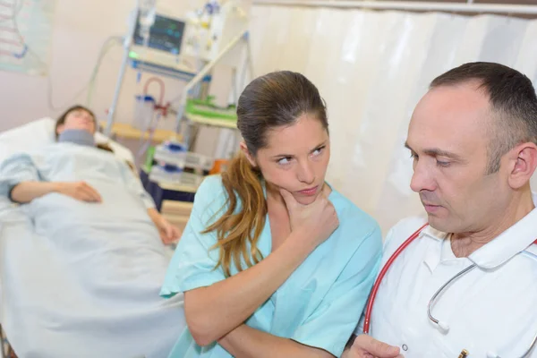 Arzt Und Krankenschwester Diskutieren Einige Krankenakten — Stockfoto