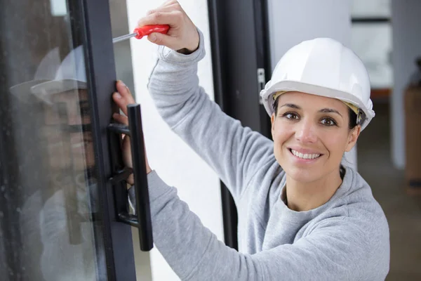 Gelukkig Vrouw Schroeft Bevestiging Schroeven Van Het Venster Handvat — Stockfoto