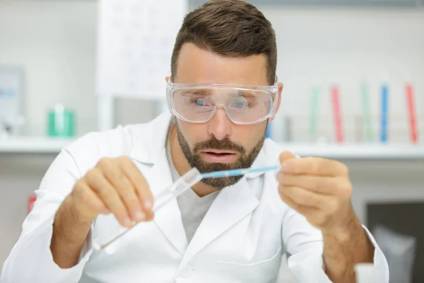 Joven Científico Pipeteo Azul Líquido Tubos Ensayo Cerca — Foto de Stock