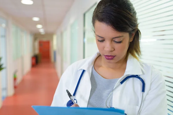 Médico Mulher Corredor Hospital — Fotografia de Stock