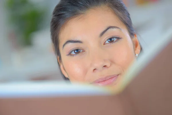 Eine Frau Liest Ein Buch — Stockfoto