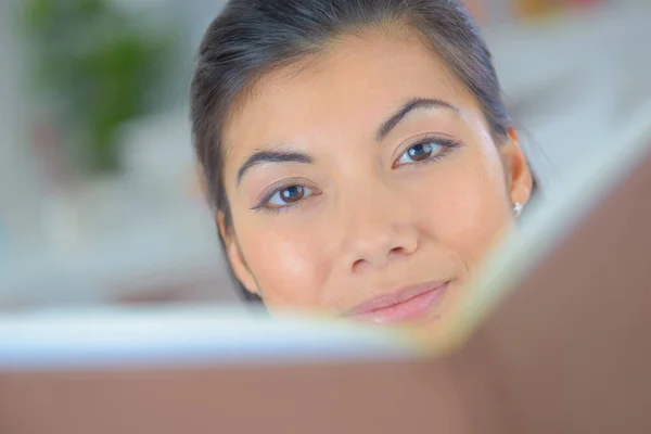 Una Mujer Leyendo Libro — Foto de Stock