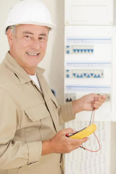 Eletricista Controlando Tensão Fuseboard — Fotografia de Stock