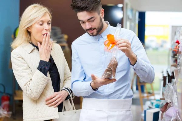 Männliche Schokoladenverkäufer Und Verkäufer — Stockfoto