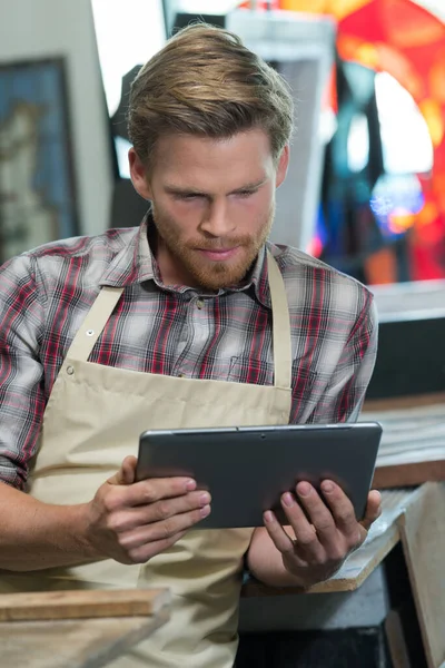 Atölyede Dijital Tablet Kullanan Adam — Stok fotoğraf