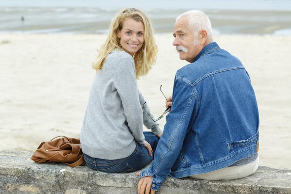 Mujer Joven Playa Con Padre —  Fotos de Stock