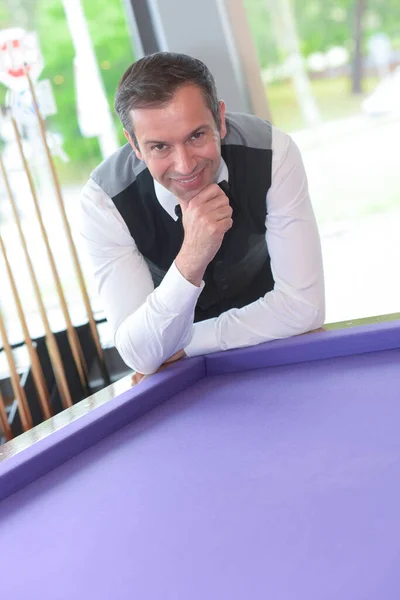 Homme Posant Sur Une Table Billard — Photo