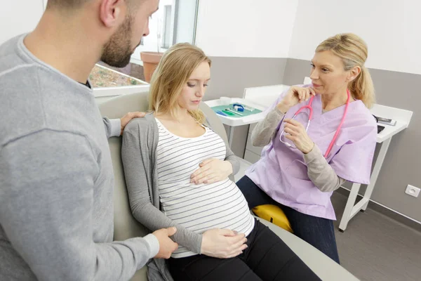 Pareja Embarazada Consulta Con Ginecólogo —  Fotos de Stock