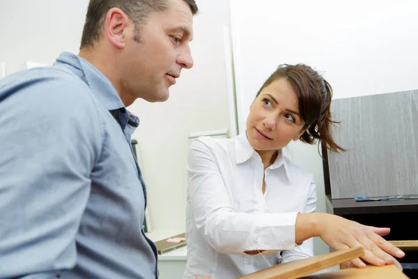 Man Woman Furniture Store — Stock Photo, Image