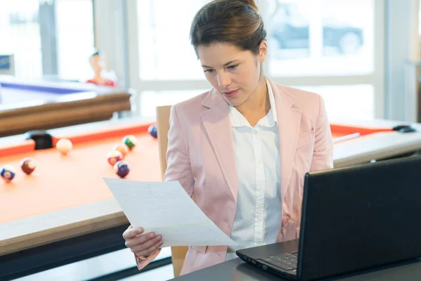 Vrouwelijke Biljart Verkoper Houder Document — Stockfoto