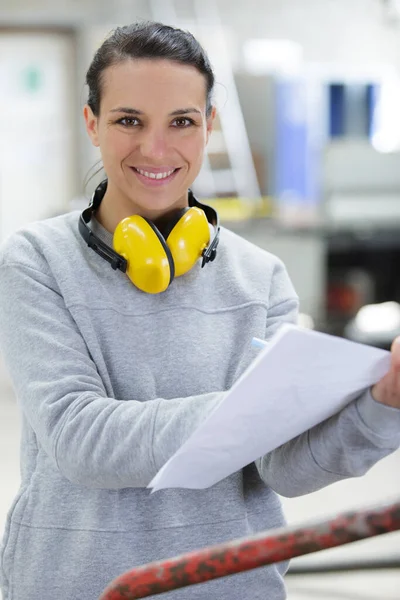 Porträt Einer Fabrikarbeiterin — Stockfoto