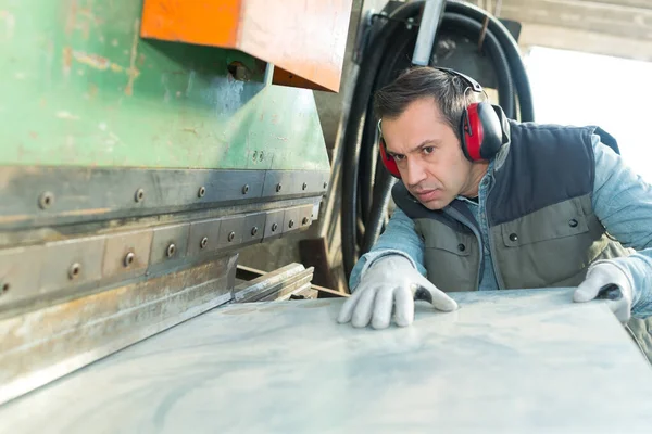 Operaio Industriale Nelle Strutture Acciaio Fabbrica Officina — Foto Stock