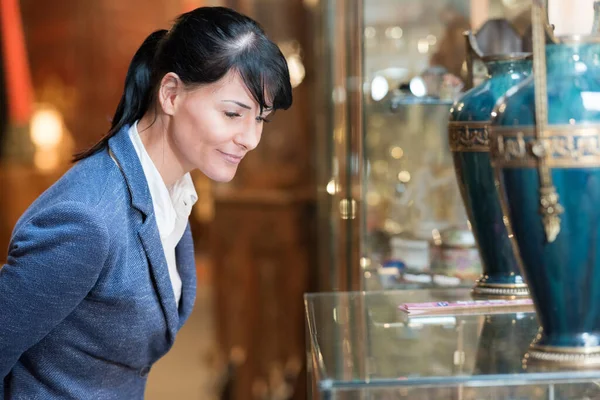 Woman Browsing Antique Shop — Stock Photo, Image