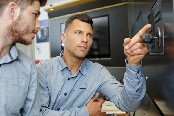 Man Showing Electronic Control Panel Trainee — Stock Photo, Image