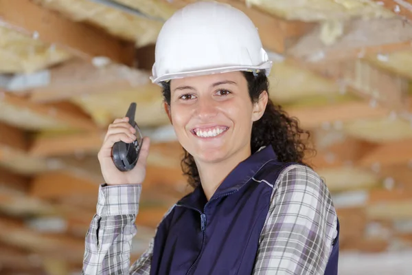 Mulher Feliz Construtor Local Construção Walkie Talkie — Fotografia de Stock