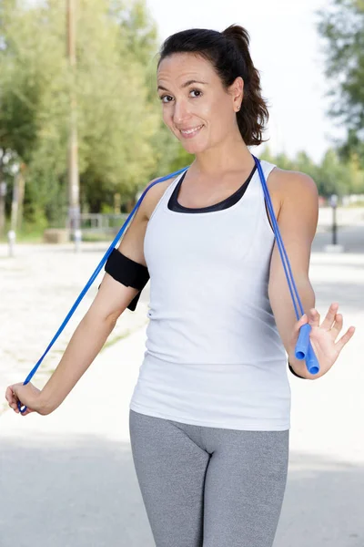 Glimlachende Vrouw Poseren Met Een Springtouw — Stockfoto