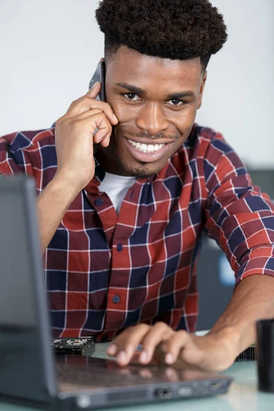 Jeune Homme Affaires Parlant Téléphone — Photo