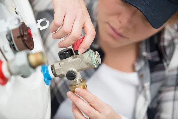 Vrouwelijke Technicus Repareren Gas Kraan — Stockfoto