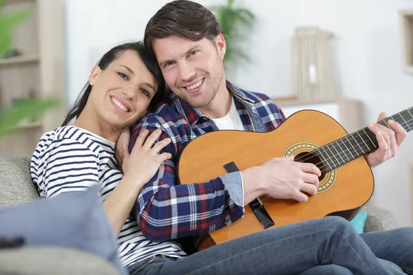 自宅でアコースティック ギターを演奏愛のカップル — ストック写真