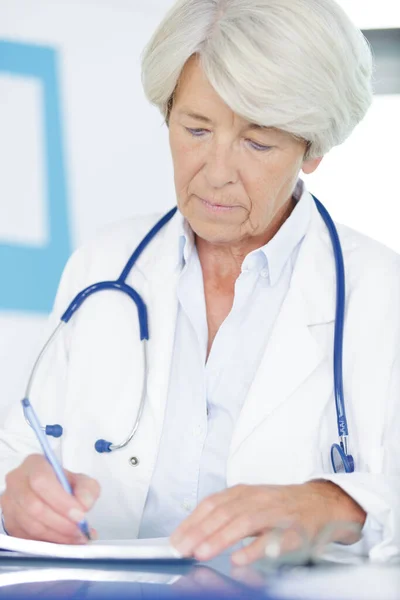 Portrait Femme Médecin Écrit Sur Presse Papiers — Photo