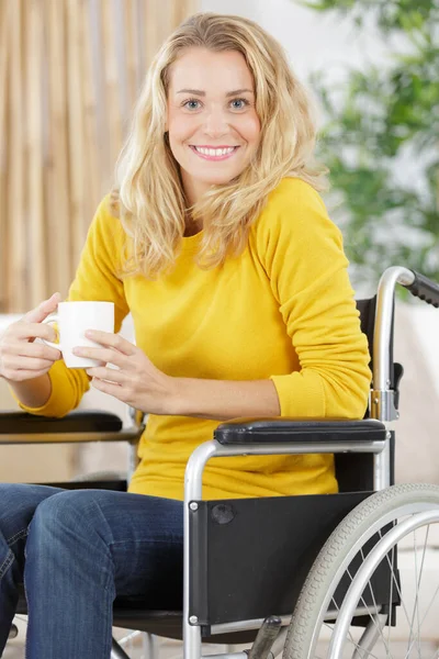 Donna Felice Sedia Rotelle Che Prende Caffè Casa — Foto Stock