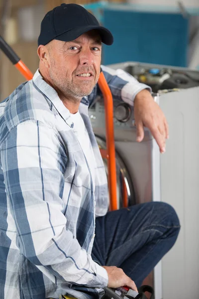Male Technician Fixing Washing Machine — Stock Photo, Image