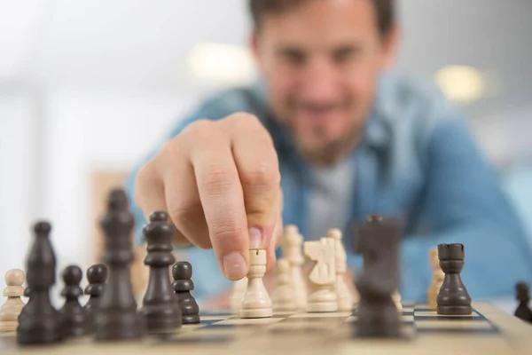 Enge Sicht Auf Männliche Hand Bewegende Schachfigur — Stockfoto