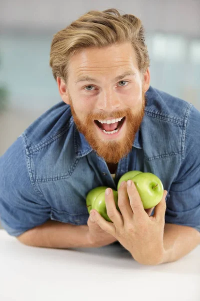 Adam Kendine Karşı Duran Elmaları Düşürmemeye Çalışıyor — Stok fotoğraf