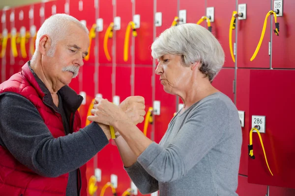 Seniorenpaar Befestigt Armband Umkleidekabine Des Freizeitzentrums — Stockfoto