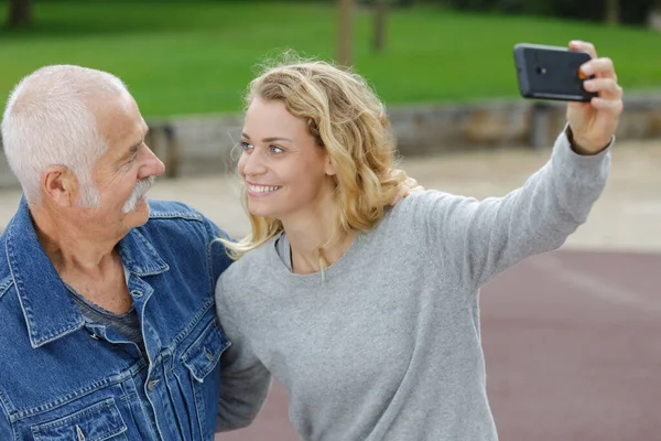 Viejo Papá Hija Haciendo Selfie Aire Libre —  Fotos de Stock