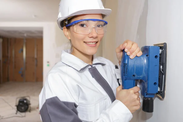 Portrait Une Travailleuse Professionnelle Utilisant Une Ponceuse Sur Mur Intérieur — Photo