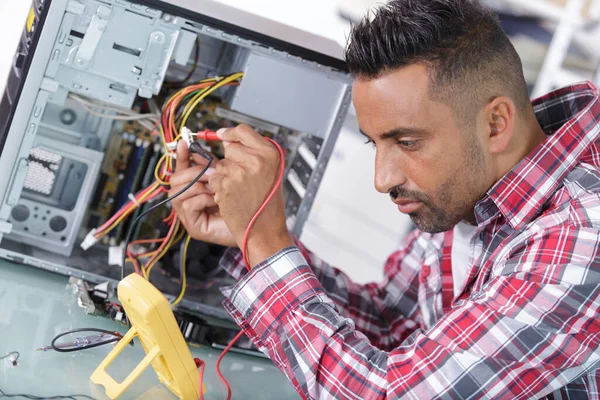 Een Jonge Man Die Computer Repareert — Stockfoto