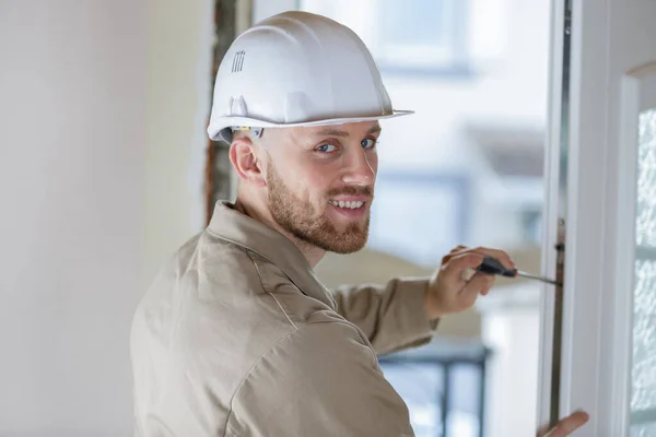 Sorrindo Construtor Masculino Está Consertando Uma Janela — Fotografia de Stock