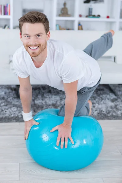 Jovem Atraente Com Bola Suíça Fazendo Exercícios Casa — Fotografia de Stock