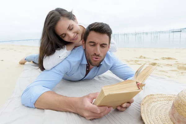 Пара Пляжі Читає Книгу — стокове фото
