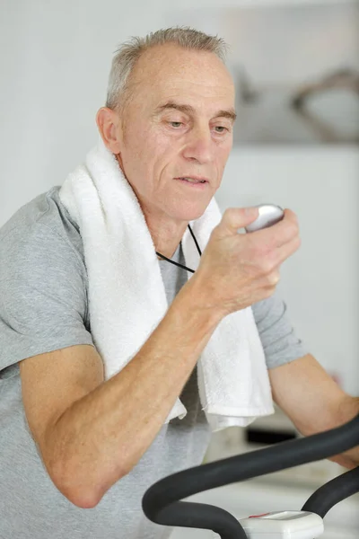 Senior Man Using Stopwatch — Stock Photo, Image
