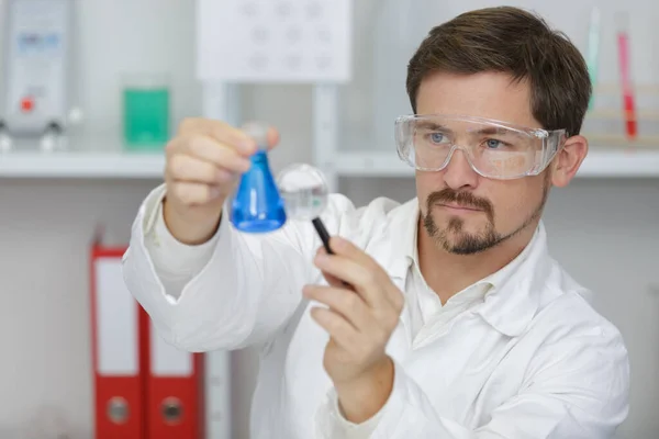 Investigador Científico Masculino Que Realiza Experimento Laboratorio — Foto de Stock