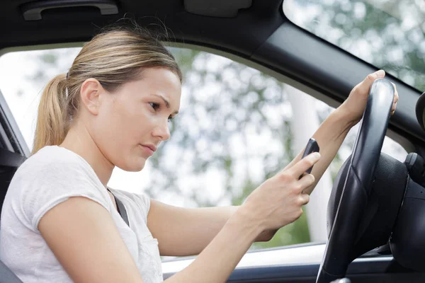 Motorista Feminino Mensagens Texto Durante Condução — Fotografia de Stock