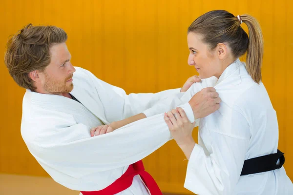 Porträtt Par Karate Klass — Stockfoto